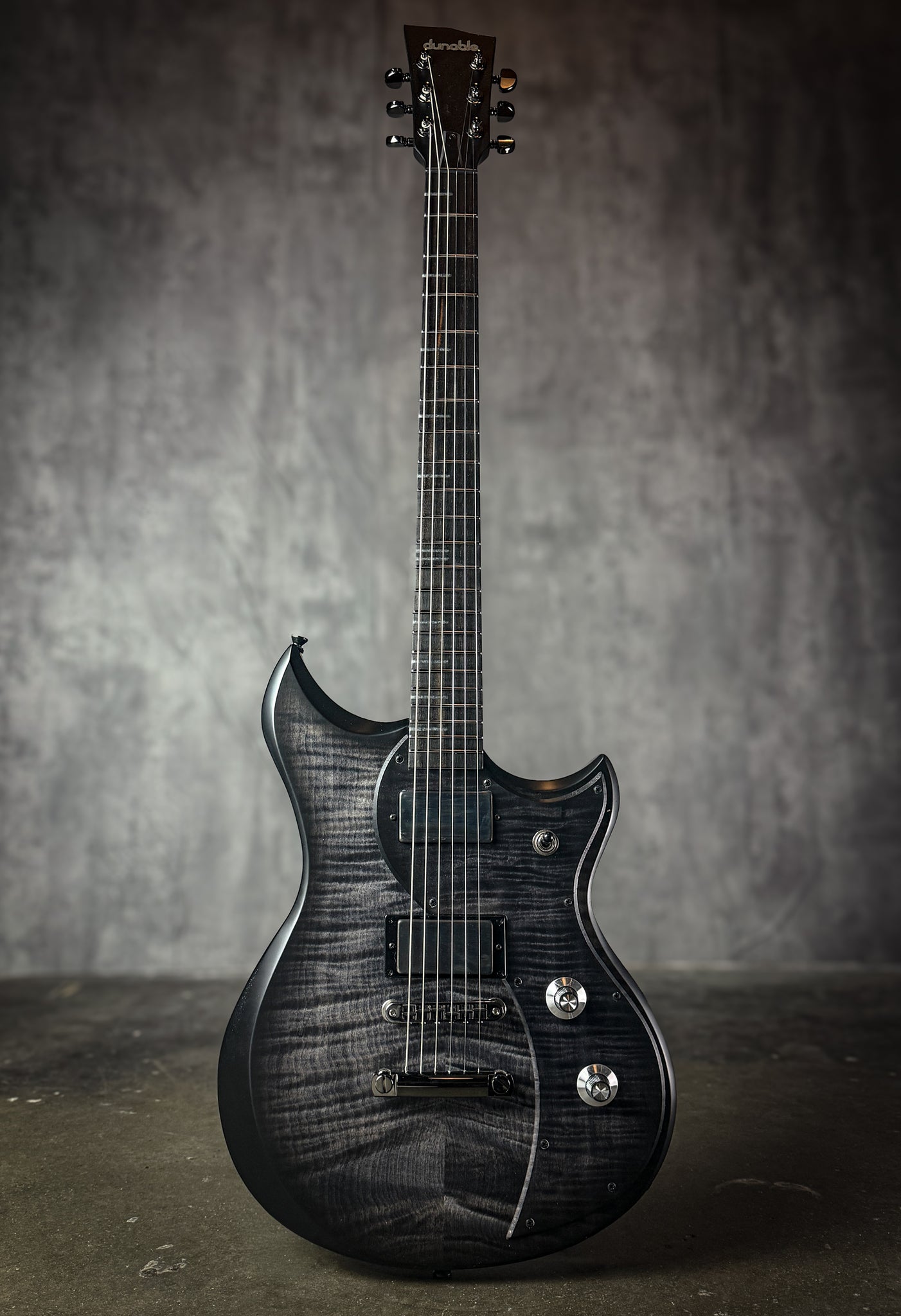 Cyclops Deluxe - Charcoal Black Burst - 24081 – dunableguitars