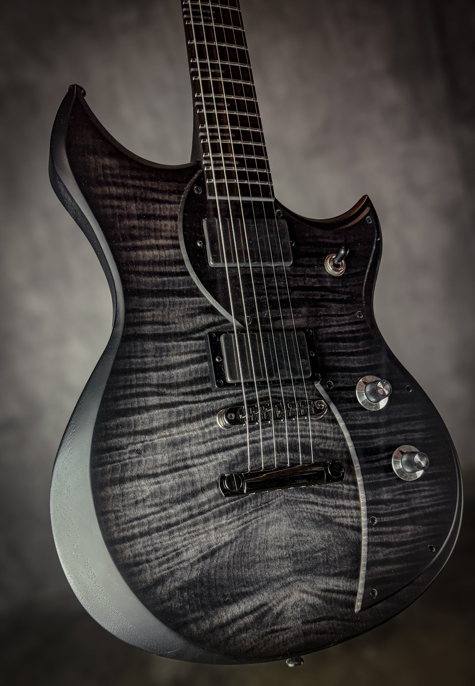 Cyclops Deluxe - Charcoal Black Burst - 24081 – dunableguitars