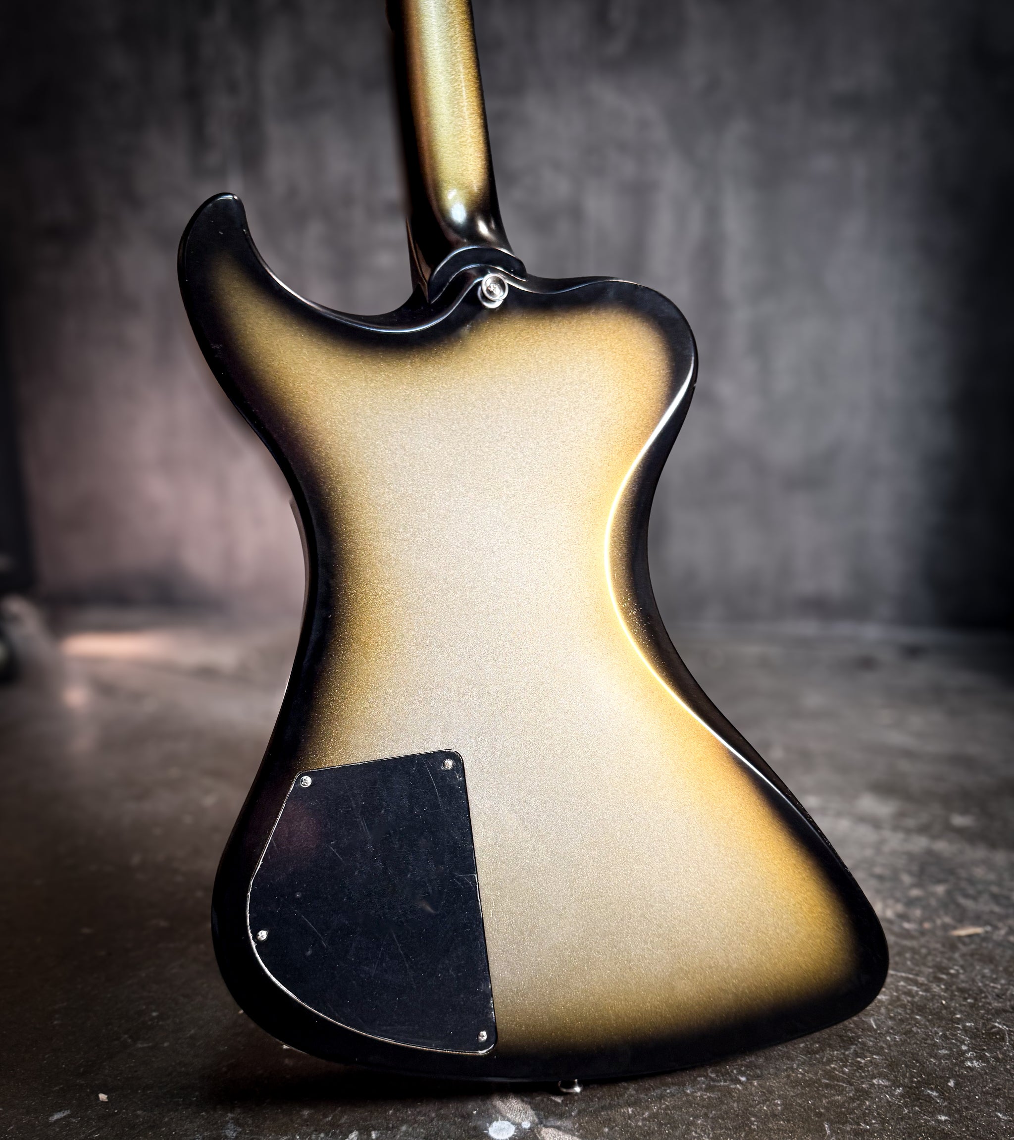 R2v2 USA - Aged Silverburst #25289 – dunableguitars